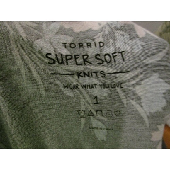 Ladies Torrid Dressy Top Lace sleeves style Super Soft Size 1 - Picture 9 of 9